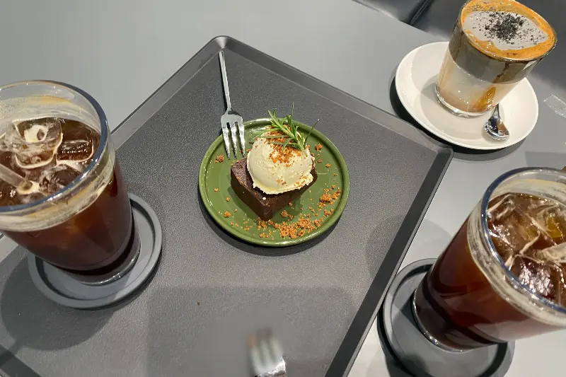 흑임자 라떼와 초코 테린느