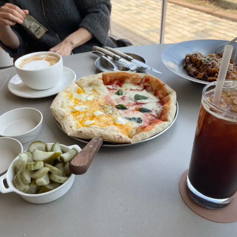 콰트로 포르마지 피자와 아메리카노