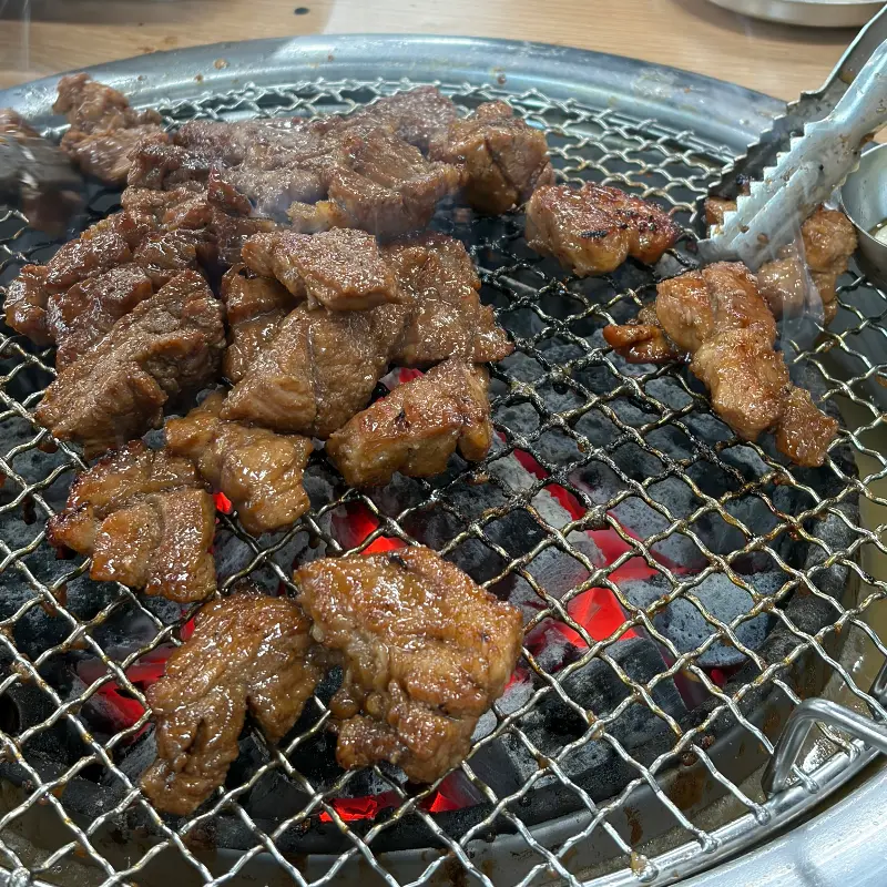 숯불 위에서 맛있게 익어가는 돼지갈비