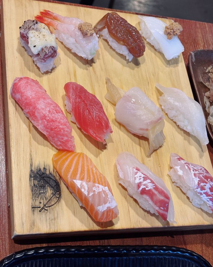 나무 도마 위에 가지런히 놓인 초밥