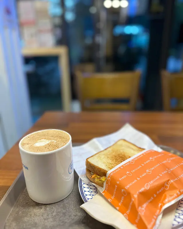 카페라떼와 토스트