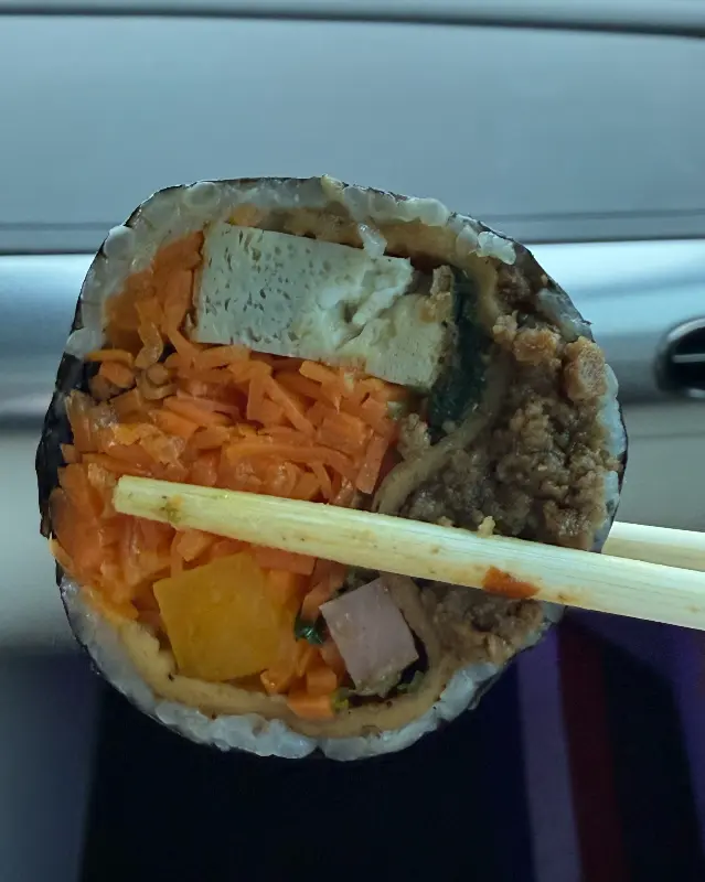 젓가락으로 집은 김밥