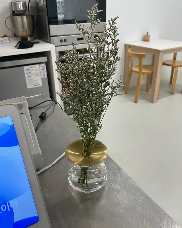 창밖을 바라보며 커피를 즐기는 사람들