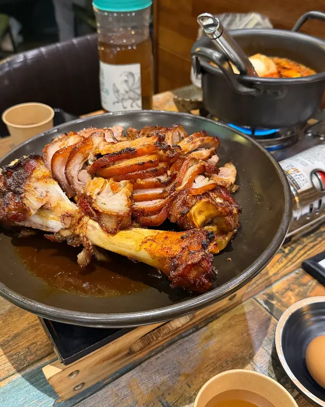 화덕에서 갓 구워져 나온 촉촉한 족발