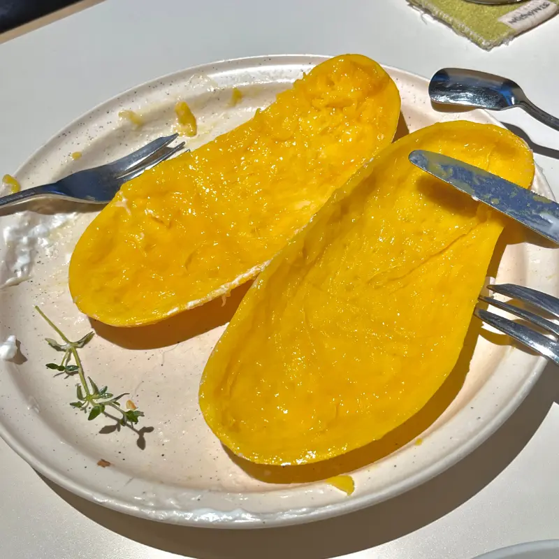 망고가 통째로 올라간 수플레