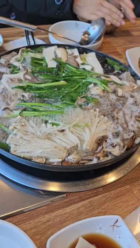 보글보글 끓는 버섯전골