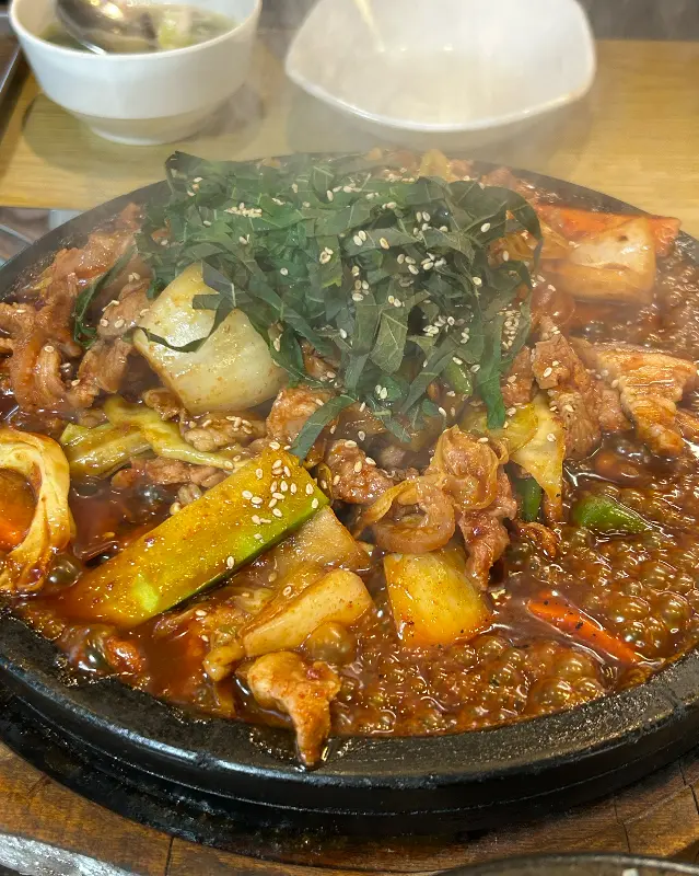 깻잎이 듬뿍 올려진 제육볶음