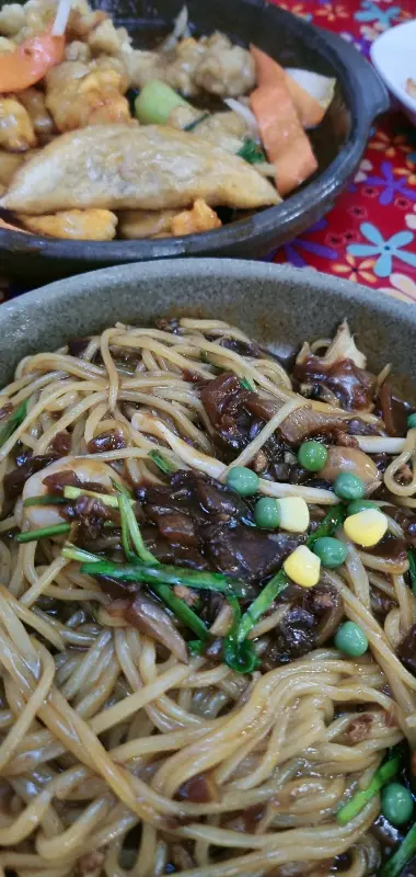 윤기가 흐르는 짜장면과 탕수육