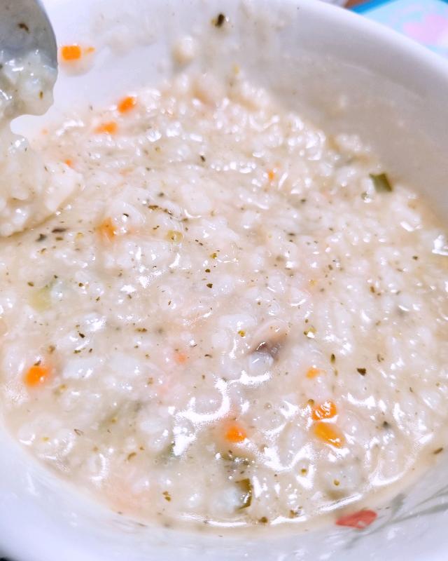 숟가락으로 떠먹는 전복죽의 모습