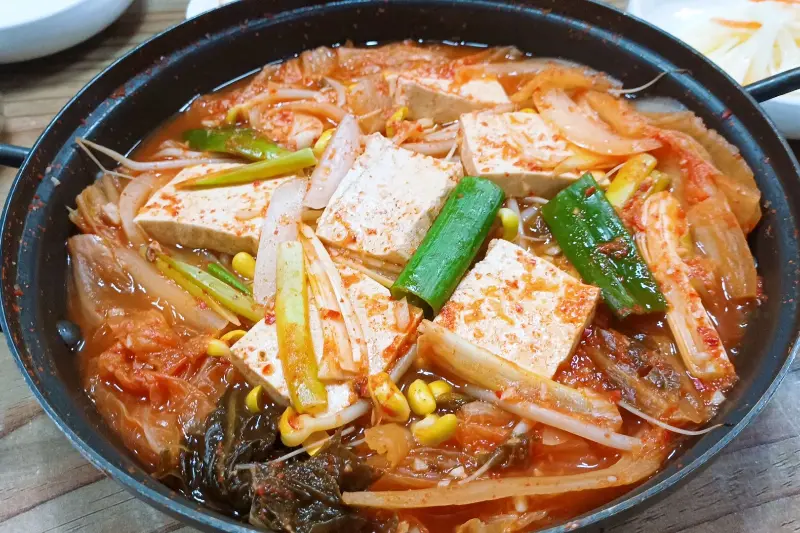 뚝배기에 담겨 나온 김치찌개의 모습
