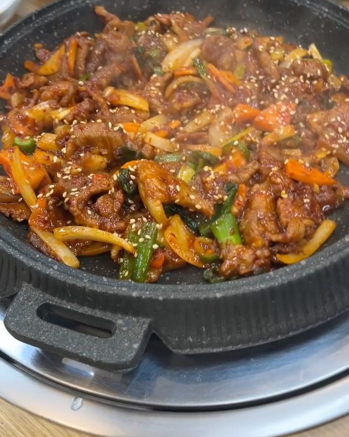 매콤달콤한 양념에 볶아진 제육볶음