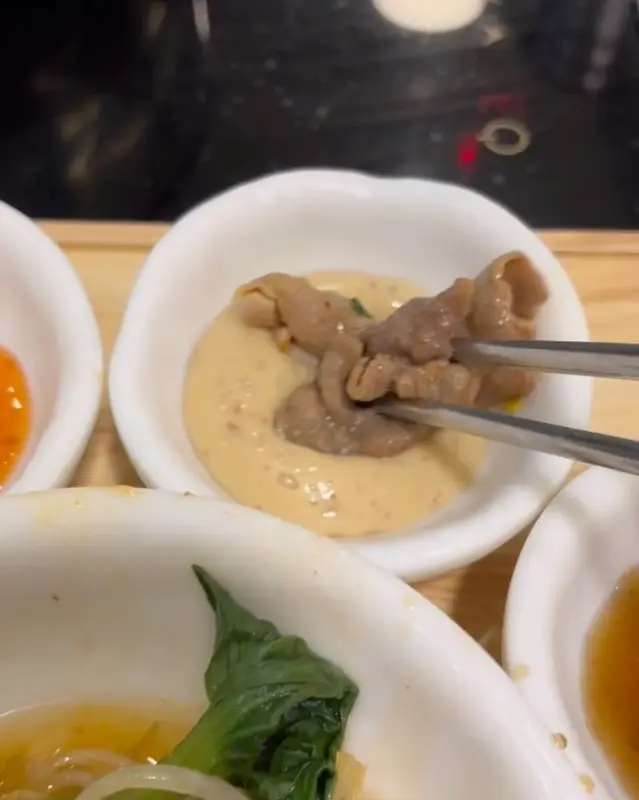 소스에 찍은 고기