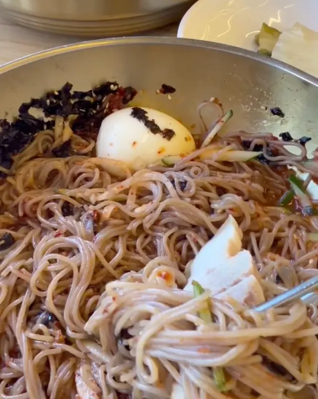 양념이 듬뿍 올려진 비빔막국수