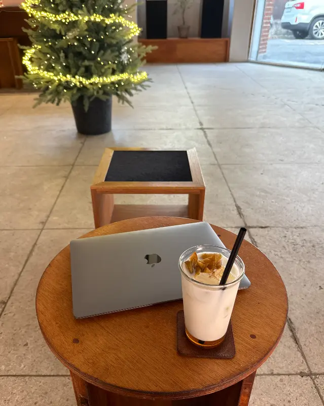 노트북 작업에 집중할 수 있는 브로일링의 테이블