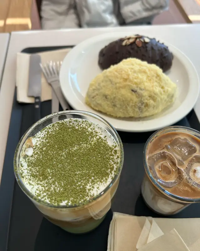 다양한 음료와 빵