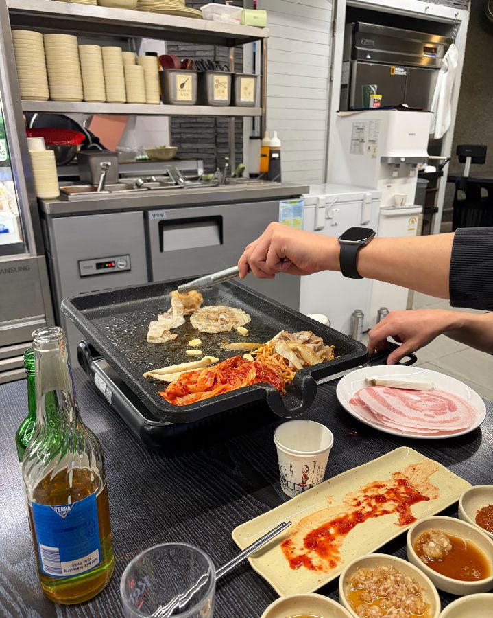 고기와 김치를 함께 구워 먹는 모습