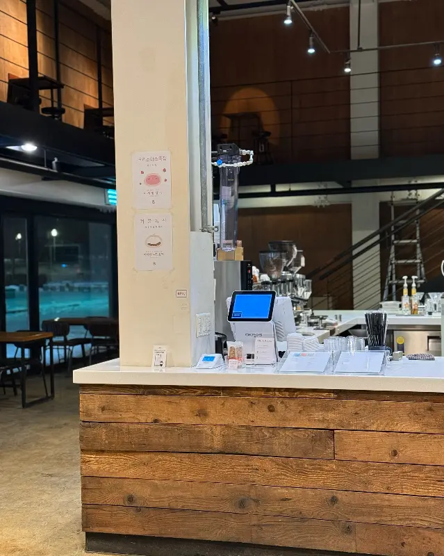 카페 내부 카운터 모습