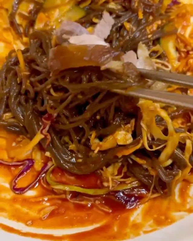 새콤달콤한 쟁반국수와 족발의 환상적인 조합