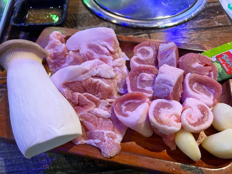 고기와 버섯이 담긴 나무 도마