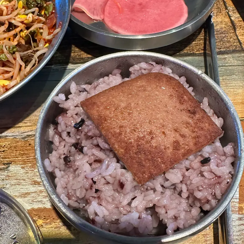 고기와 버섯, 꽈리꼬추가 담긴 나무 도마