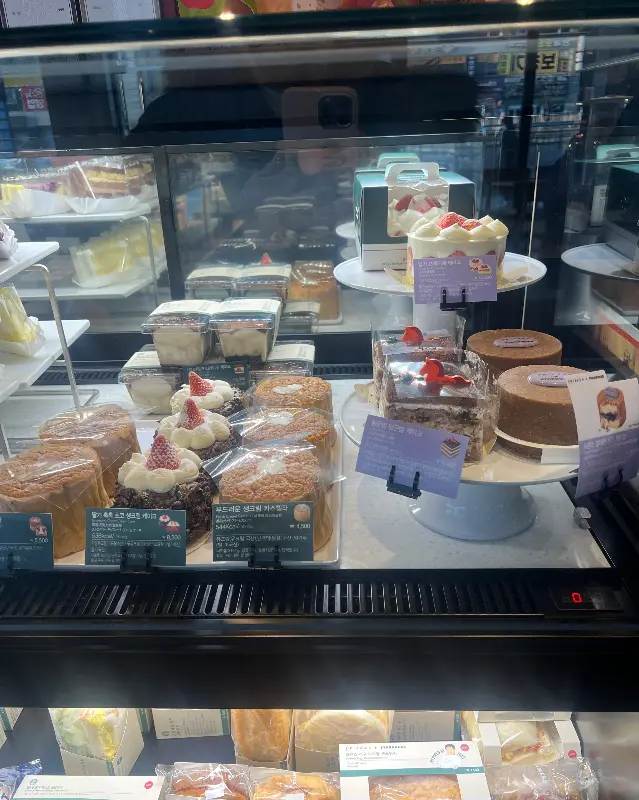 다양한 디저트 쇼케이스