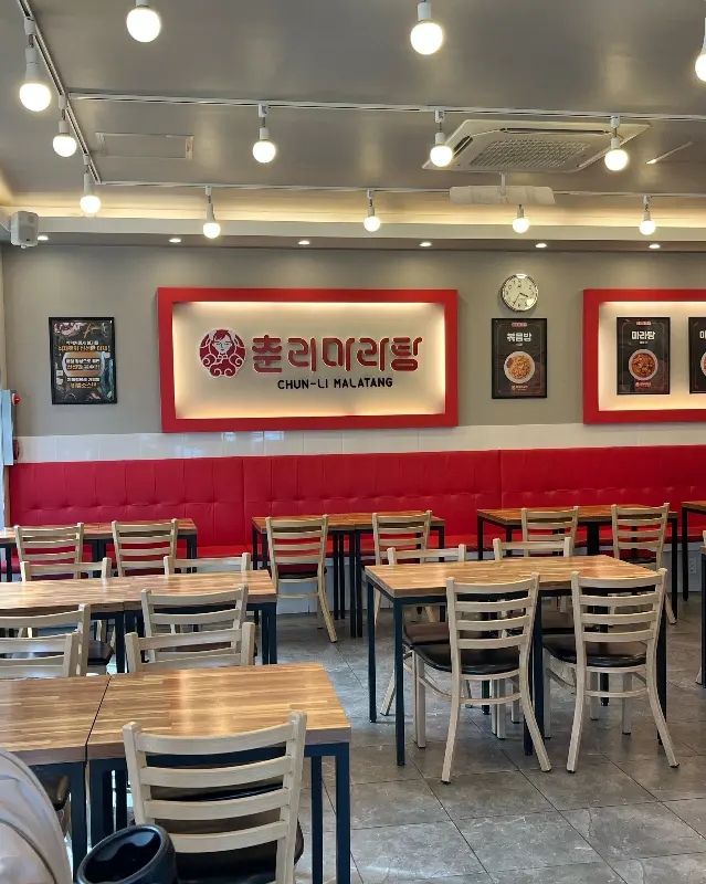 넓고 깨끗한 매장 내부