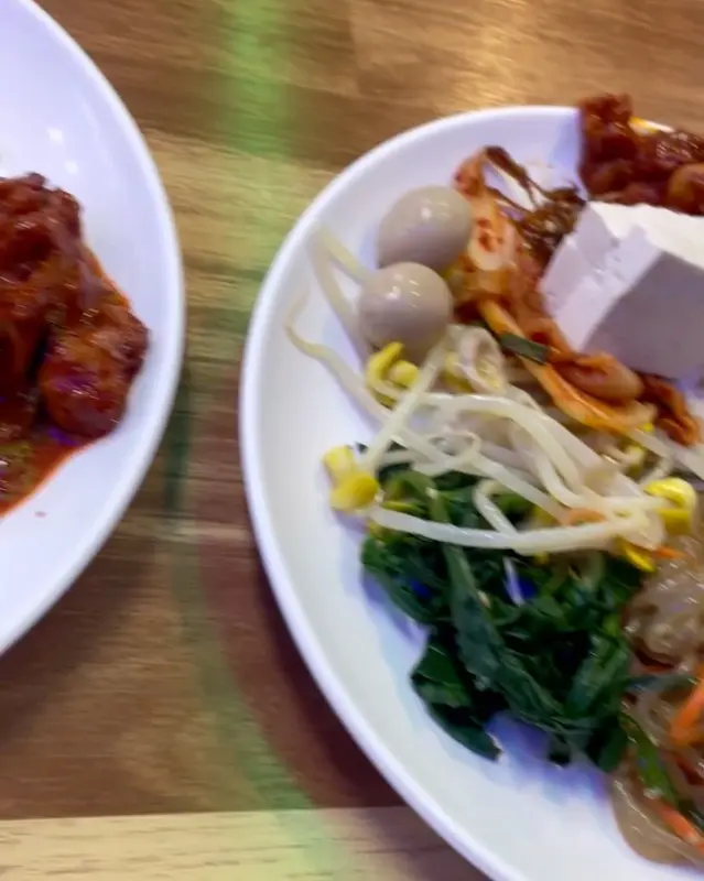 접시에 담긴 다양한 반찬들