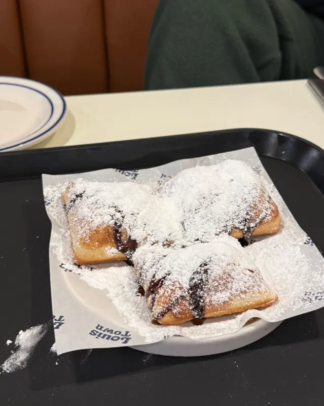 슈가파우더가 듬뿍 뿌려진 베녜