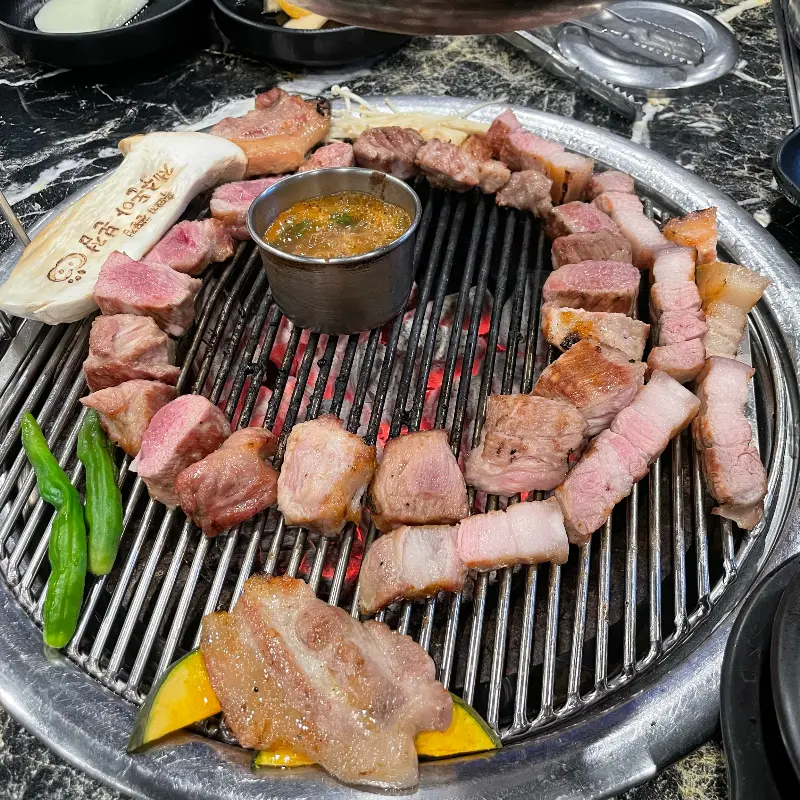 노릇노릇 익어가는 흑돼지