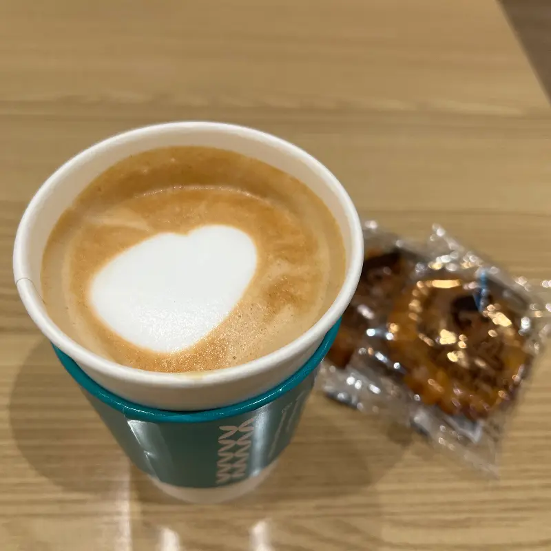 하트 모양 라떼 아트가 인상적인 따뜻한 라떼