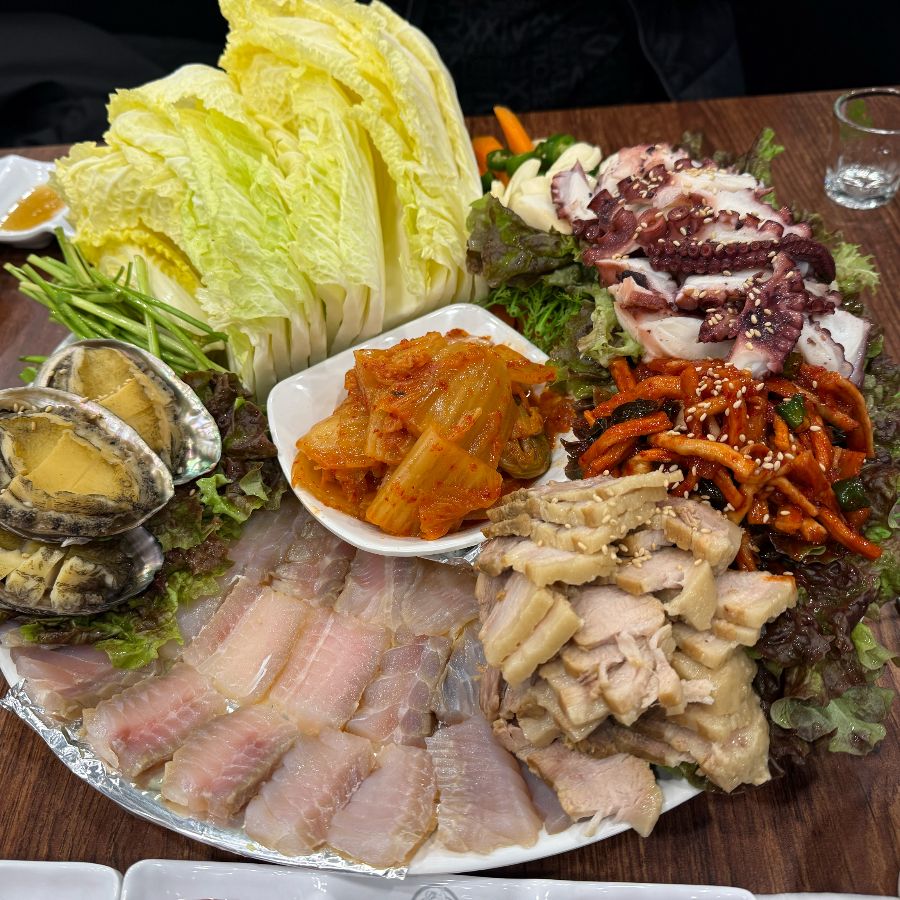 다채로운 구성이 돋보이는 남도술상 스페셜 모듬