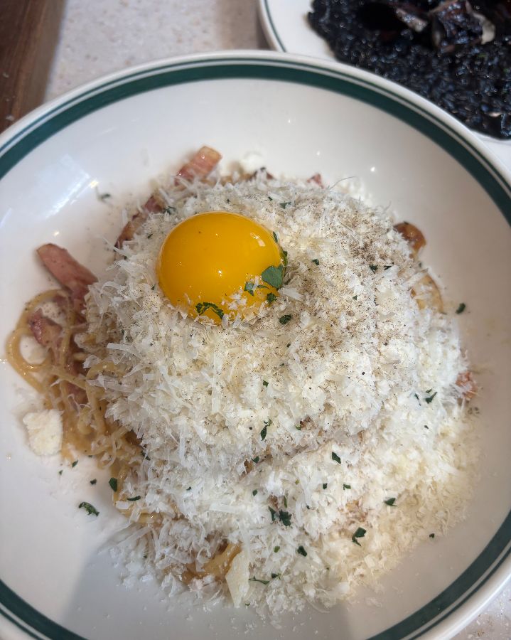 노른자가 올라간 까르보나라 파스타