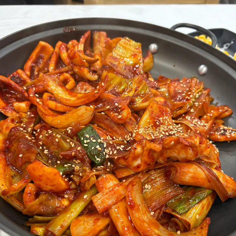 윤기 흐르는 오징어 볶음