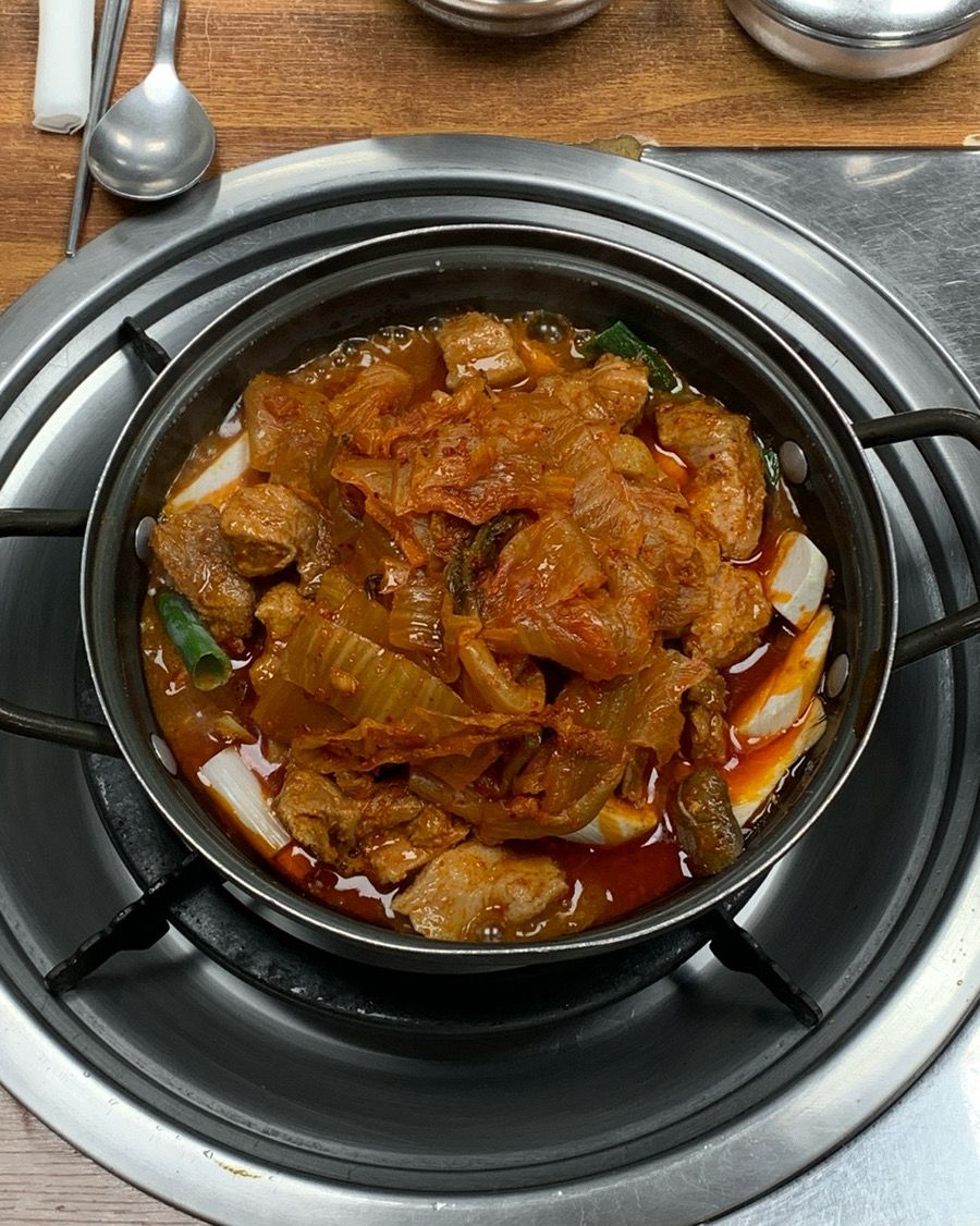 김치와 돼지고기가 가득한 김치주물럭