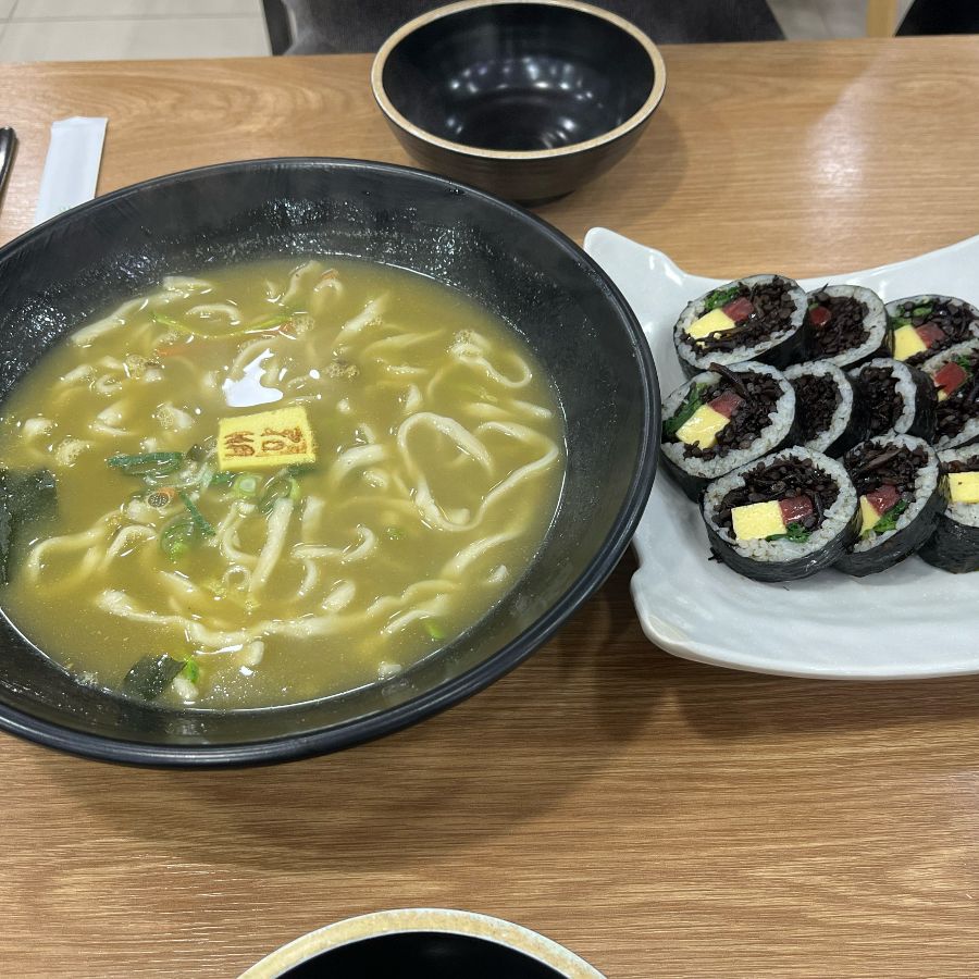 배말칼국수와 톳김밥 한상차림