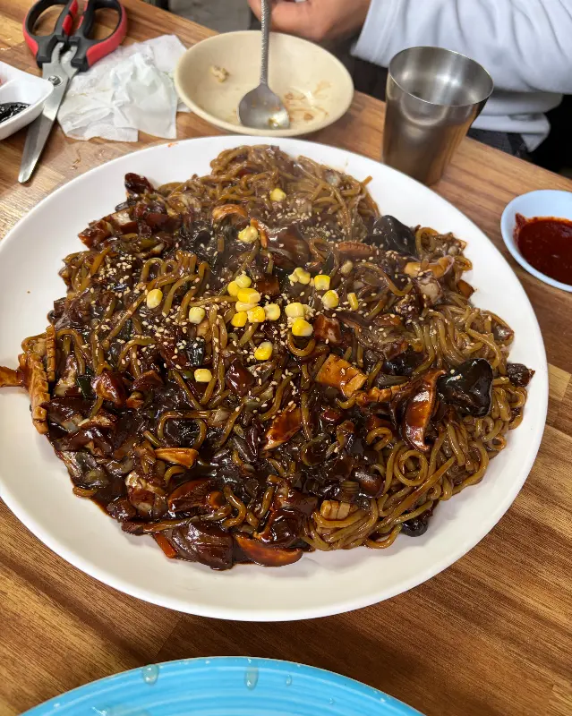 윤기가 좌르르 흐르는 짜장면