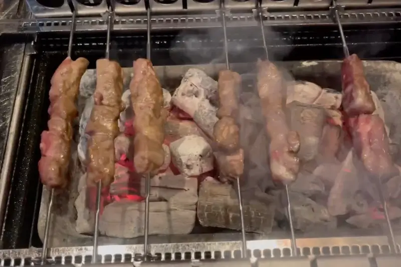 숯불 위에서 구워지는 양꼬치