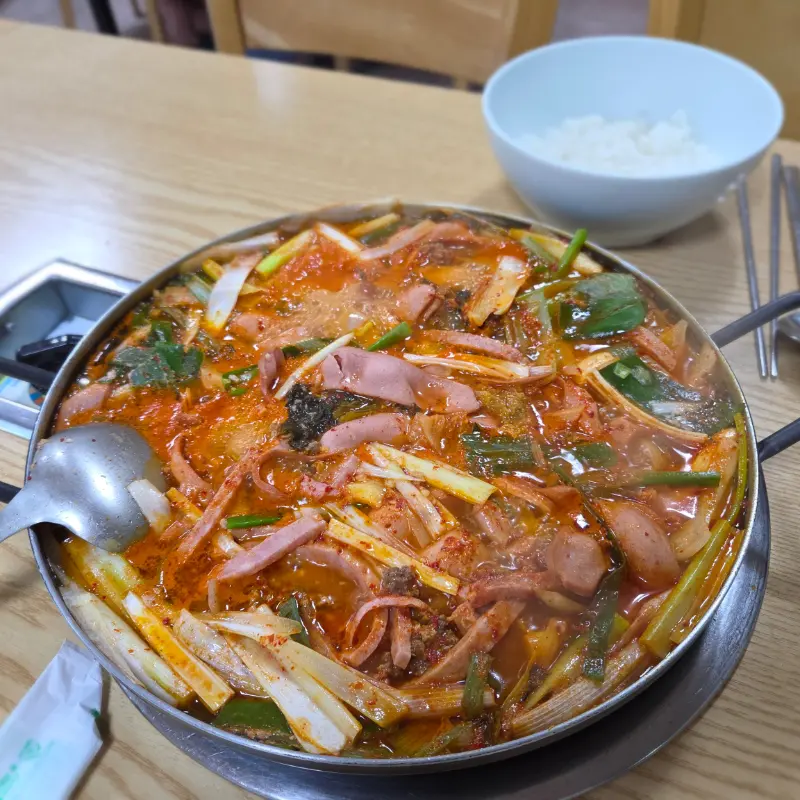 부대찌개와 밥 한 공기