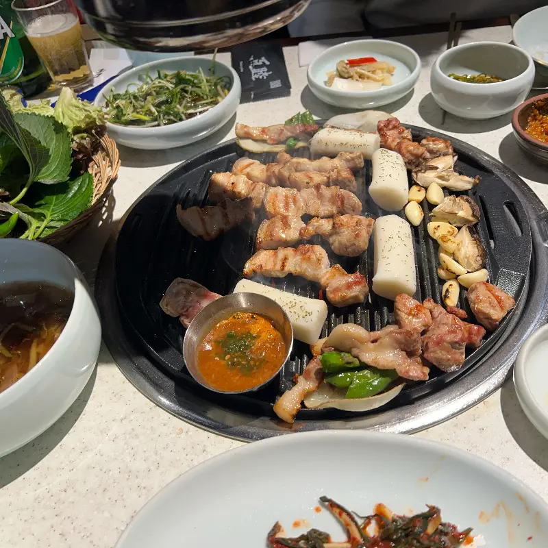 다 구워져 나오는 맛있는 흑돼지