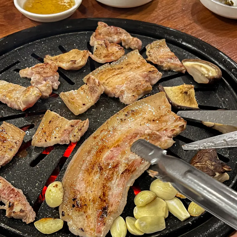 노릇하게 구워진 돼지고기