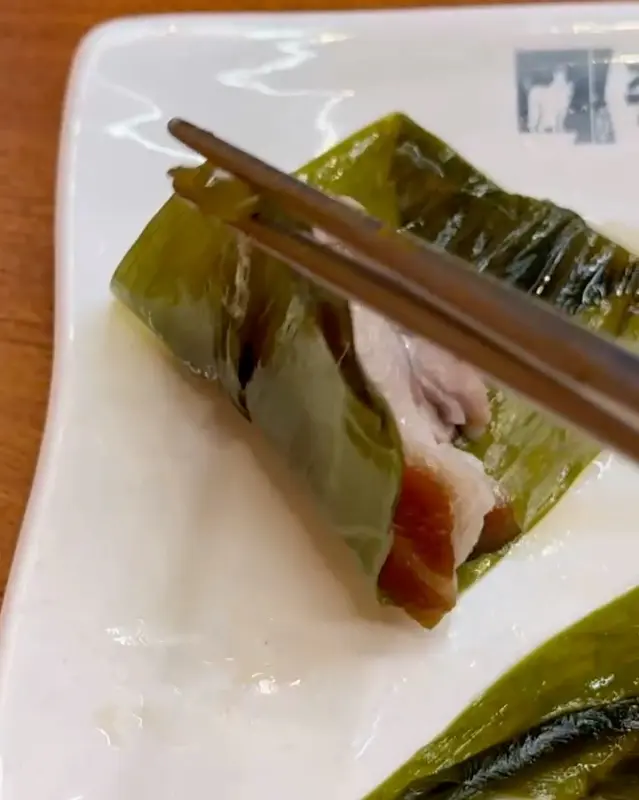 족발 한 점을 쌈에 싸서 냠!