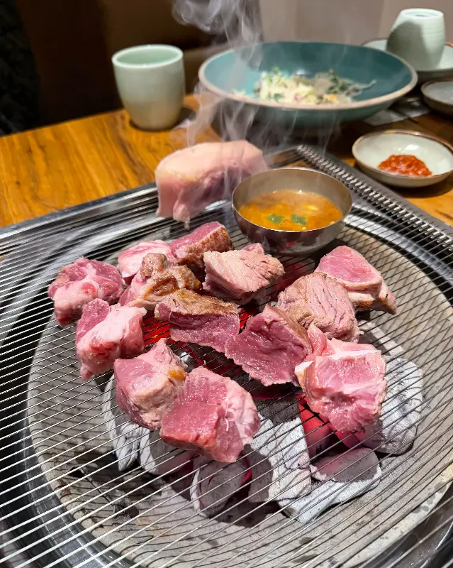 김이 모락모락 나는 흑돼지 근고기