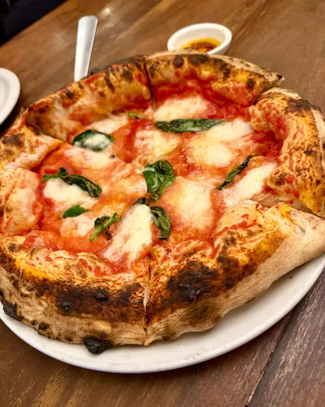 마르게리따 피자의 완벽한 비주얼