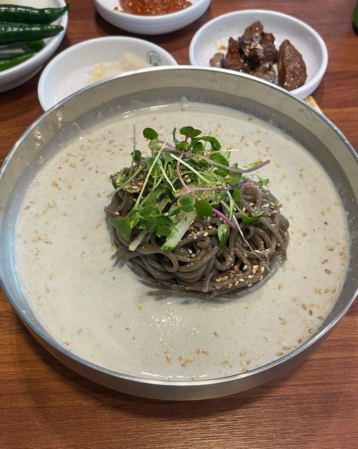 고소하고 진한 서리태 콩국수