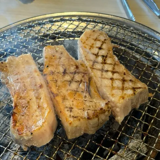 숯불 위에서 맛있게 구워지는 고기