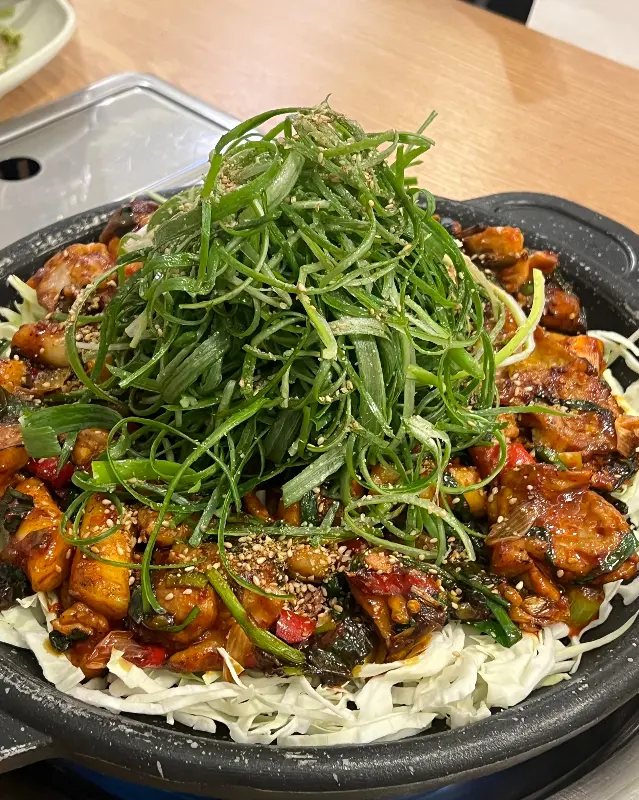 싱싱한 파채가 인상적인 닭불고기