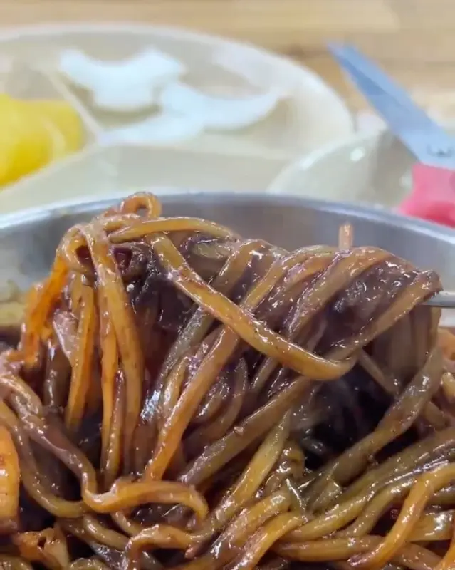 윤기가 자르르 흐르는 고추짜장 면