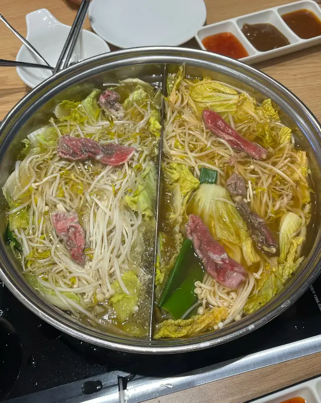 채소와 고기가 어우러진 샤브샤브