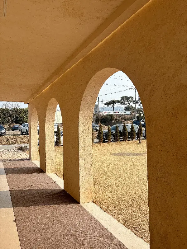 밤에 빛나는 카페 외관