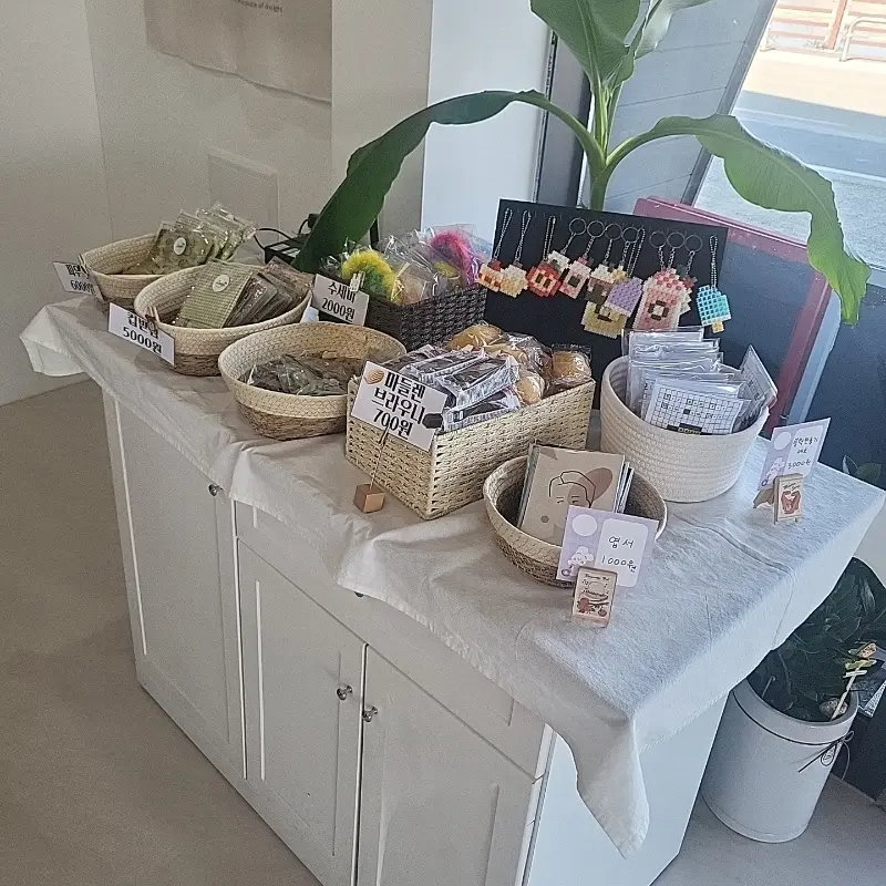 다양한 잡화가 진열된 모습